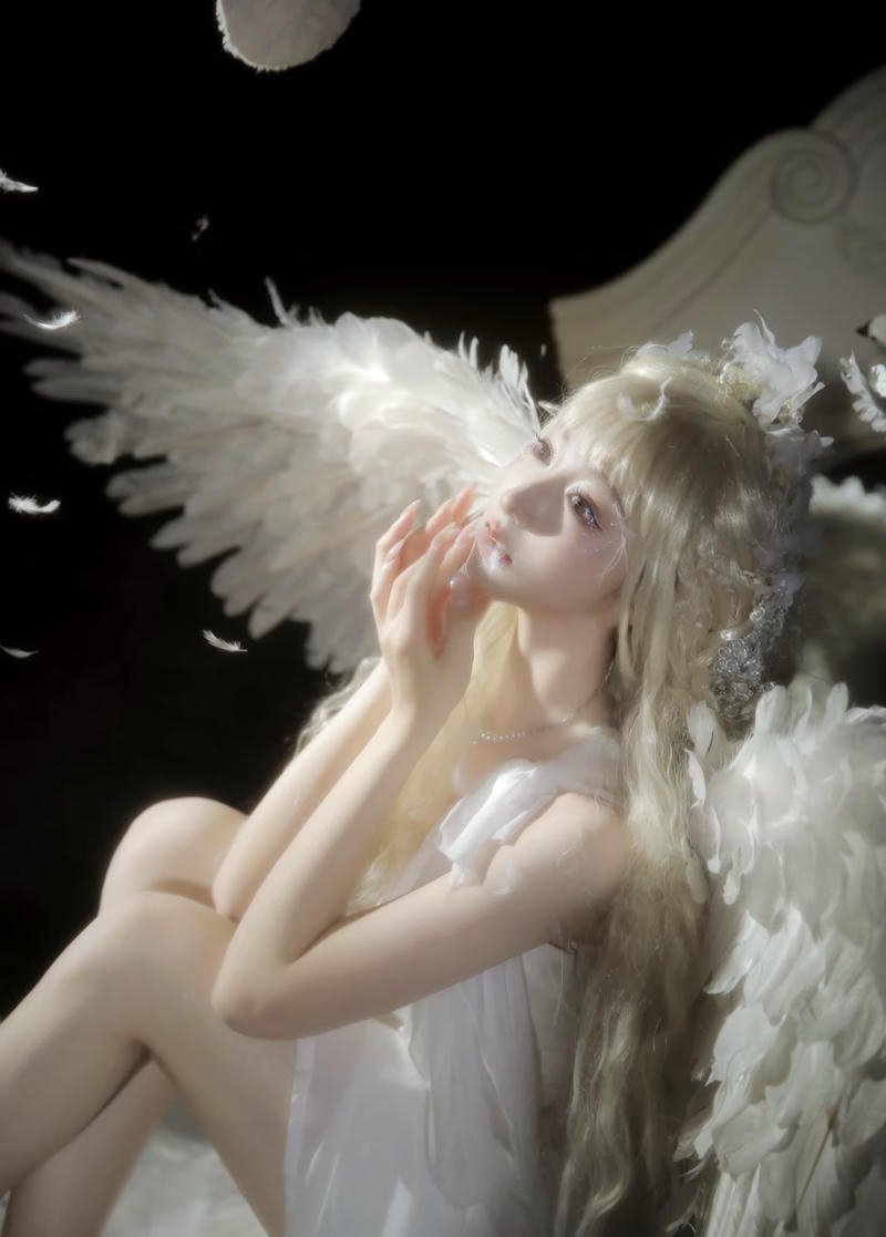 Cosplay thiên thần với tư thế nghiêng người thanh thoát