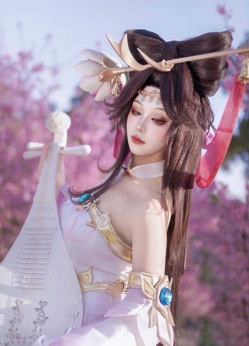 Điêu Thuyền cosplay tư thế quay nhẹ đầy duyên