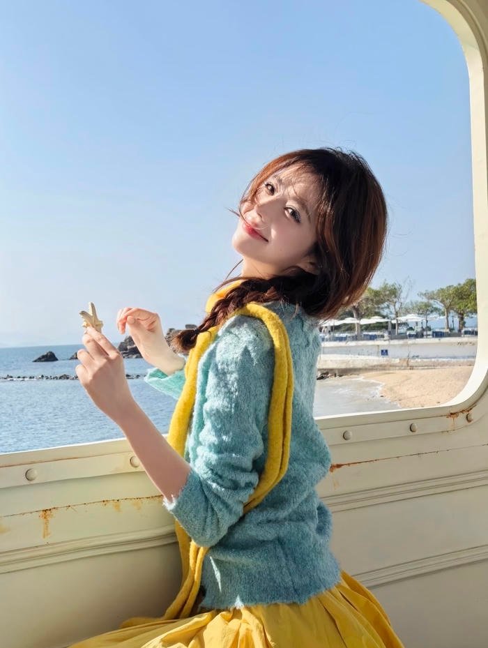 Gái xinh 2k10 mang vẻ đáng yêu gần gũi