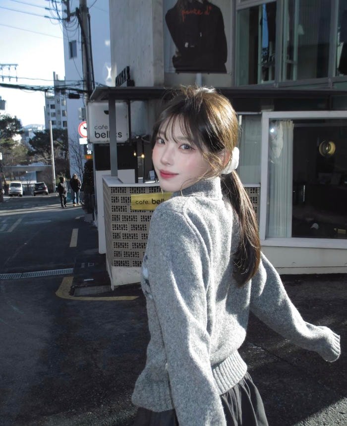 Gái xinh 2k10 mang vẻ dễ thương nhẹ nhàng