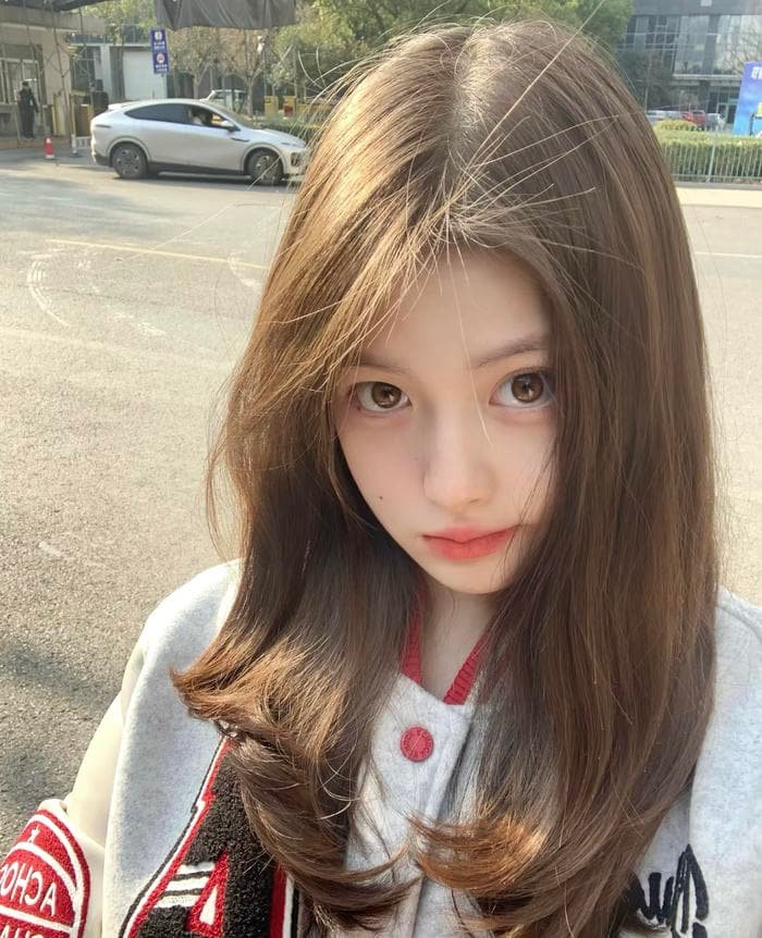 Gái xinh 2k10 mỉm cười nhẹ khiến người xem thấy dễ mến