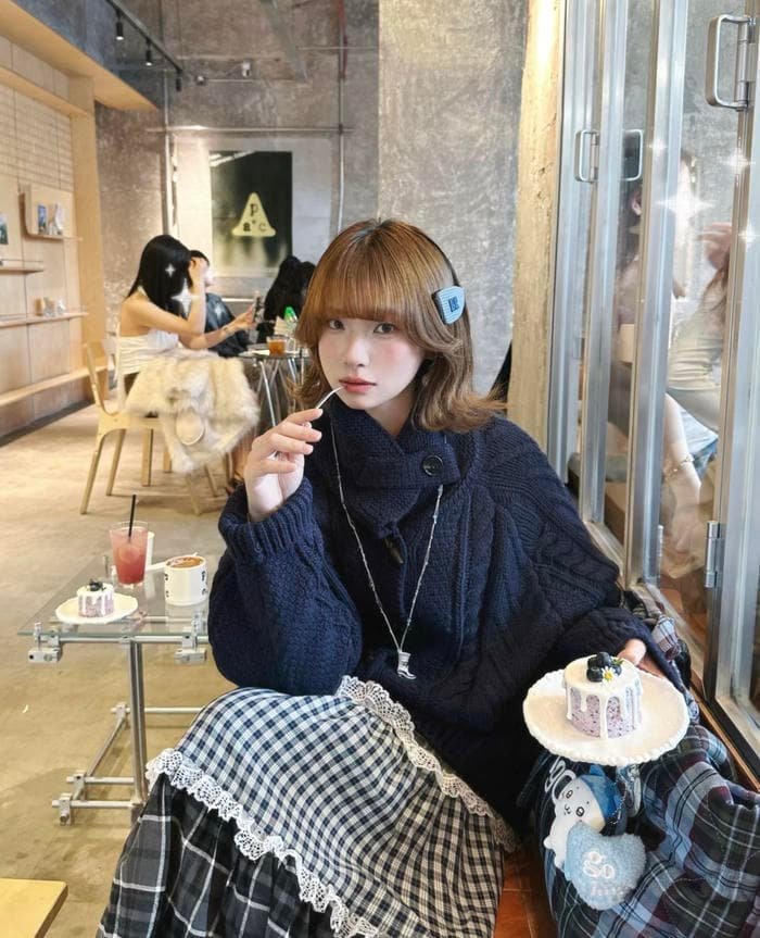 Gái xinh 2k10 trông nhỏ nhắn và dễ thương trong khung hình