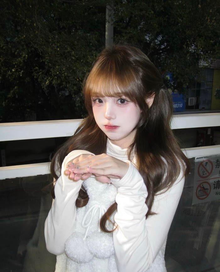 Gái xinh 2k10 với biểu cảm dễ thương và sáng sủa