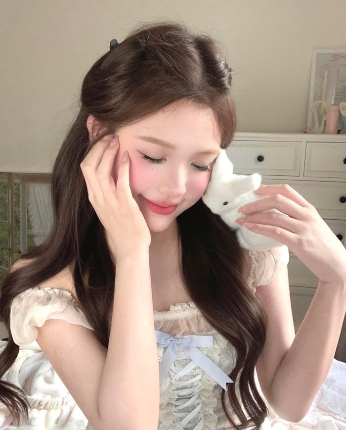 Gái xinh 2k11 có khuôn mặt sáng sủa và cân đối