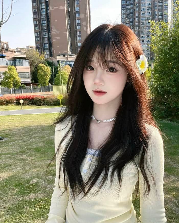 Gái xinh 2k4 diện mạo nổi lên giữa không gian xung quanh