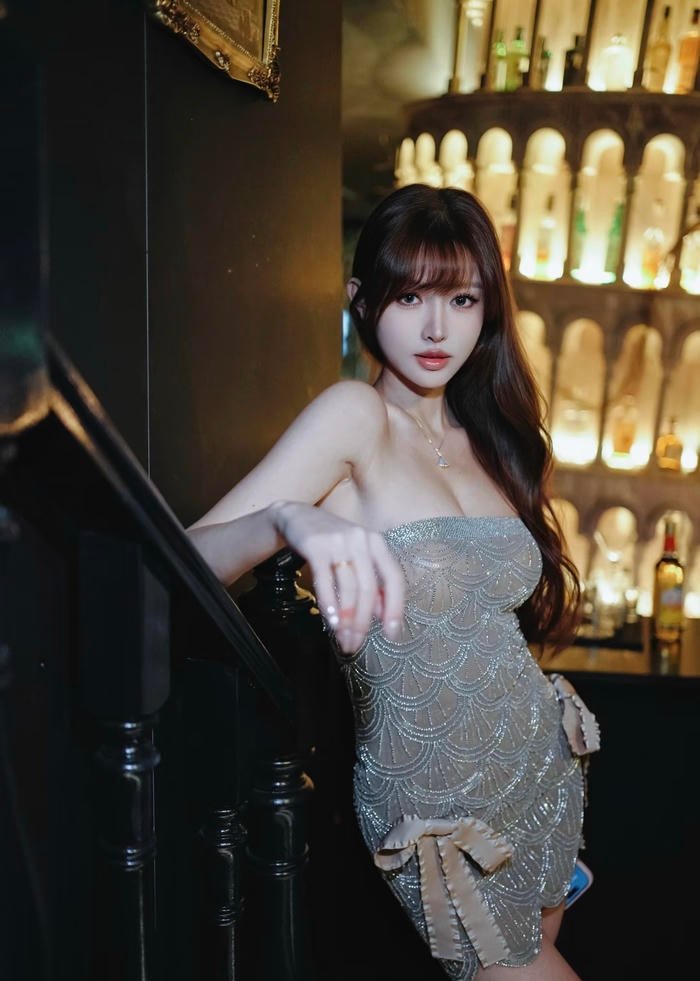 Hình ảnh gái 2k6 biểu cảm thoải mái đúng với độ tuổi