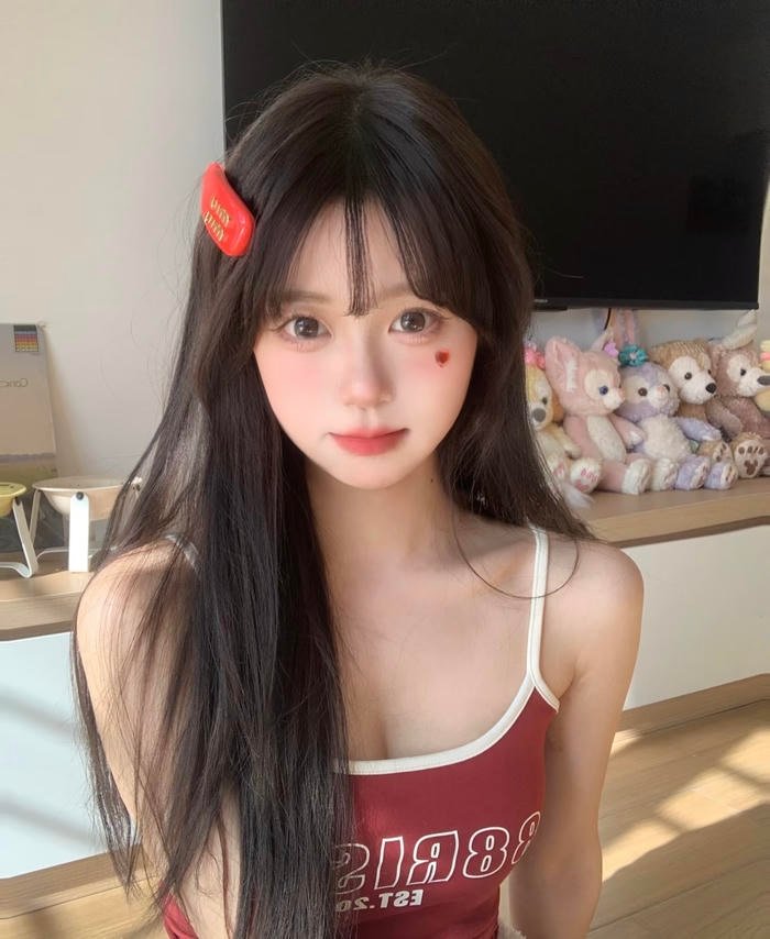 Hình ảnh gái 2k6 trong không gian quen thuộc rất đời thường