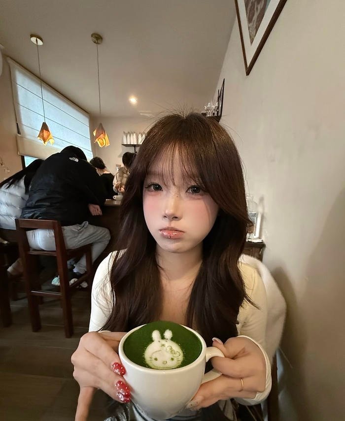 Hình ảnh gái xinh 2k phong cách tươi tắn năng động