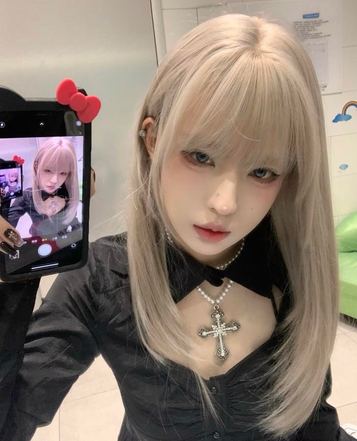 Hình ảnh gái xinh 2k10 cười nhẹ khiến khung hình mềm mại