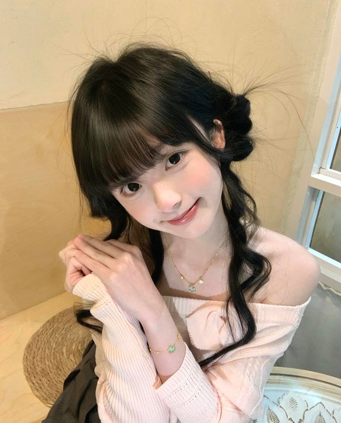 Hình ảnh gái xinh 2k2 biểu cảm dễ mến khi chụp