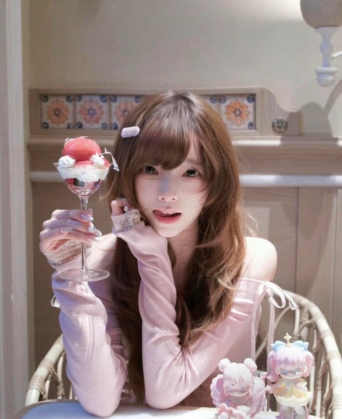 Hình ảnh gái xinh 2k2 phong thái cuốn hút trước ống kính