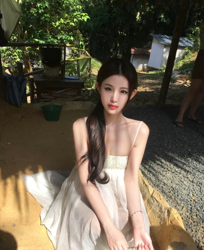 Hình ảnh gái xinh 2k2 thần thái nổi bật trước khung hình