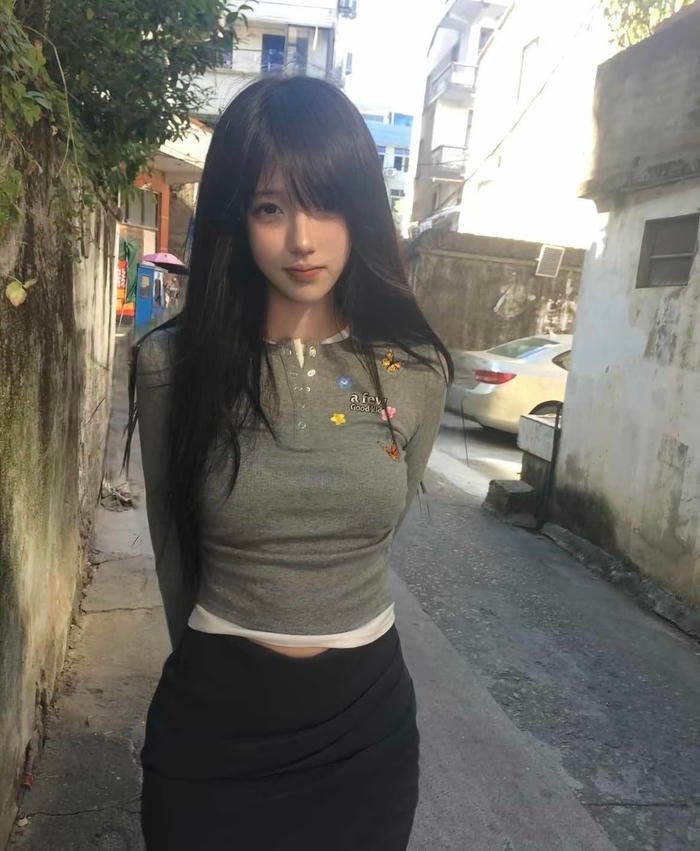 Hình ảnh gái xinh 2k3 phong cách năng động khi chụp