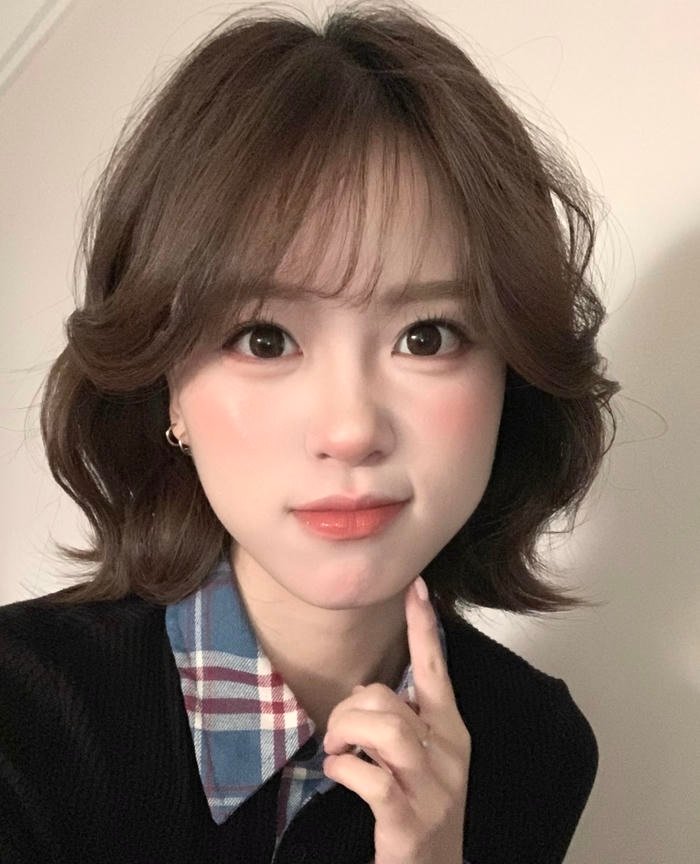 Hình ảnh gái xinh 2k3 phong cách trẻ trung khi pose