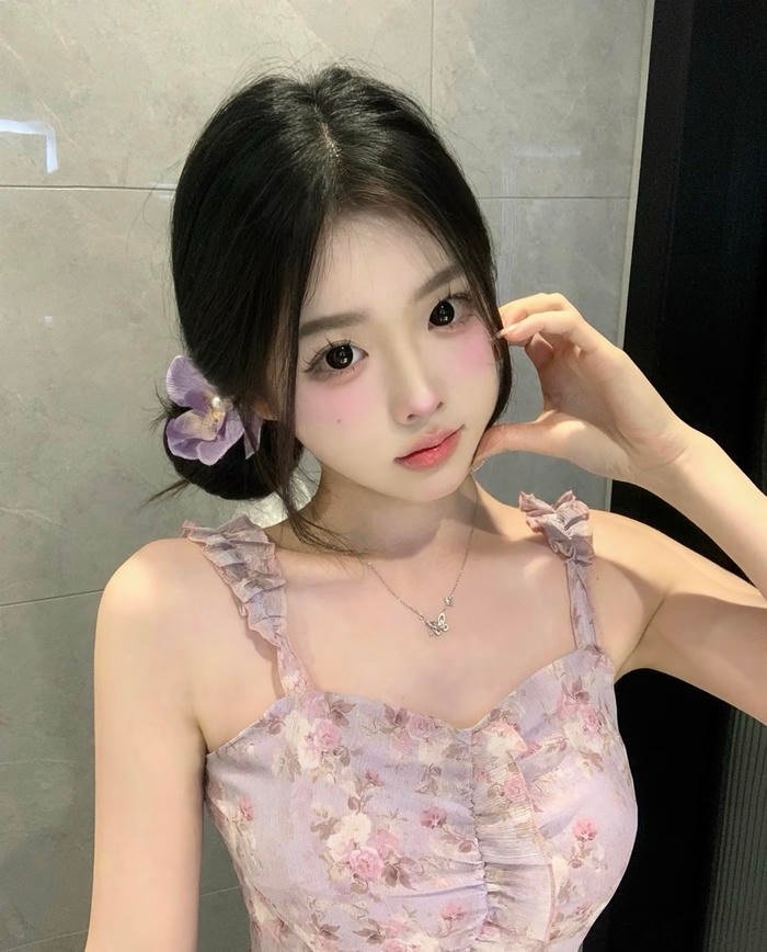 Hình ảnh gái xinh 2k3 phong thái dịu dàng khi tạo dáng