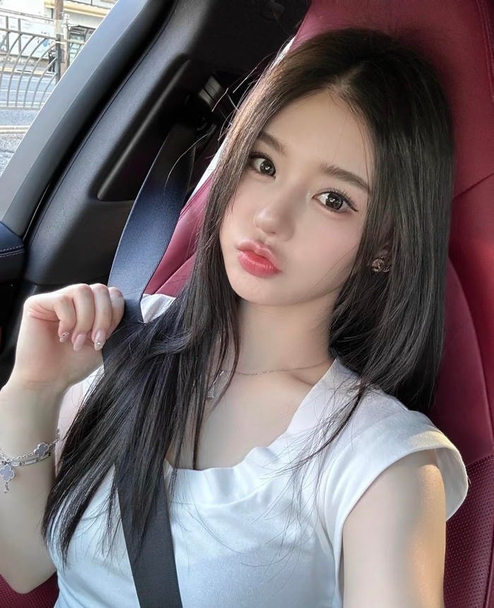 Hình ảnh gái xinh 2k3 phong thái nổi bật khi chụp