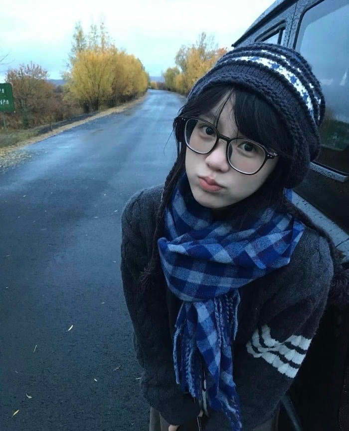 Hình ảnh gái xinh 2k3 thần thái nổi bật trước máy