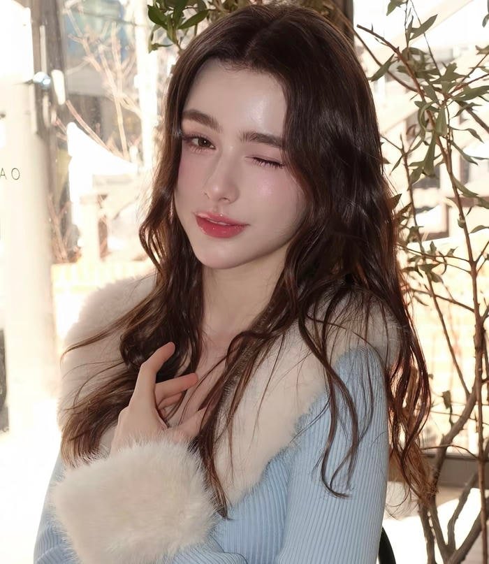 Hình ảnh gái xinh 2k5 phong cách duyên dáng giữa khung cảnh