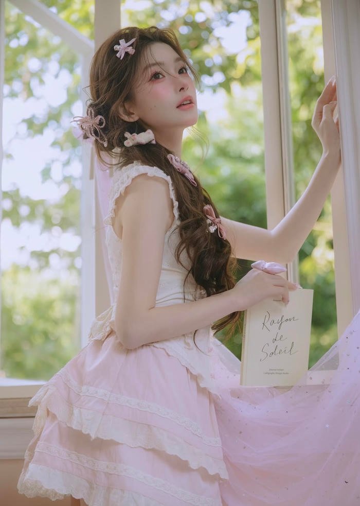 Hình ảnh gái xinh 2k5 phong cách mềm mại giữa cảnh