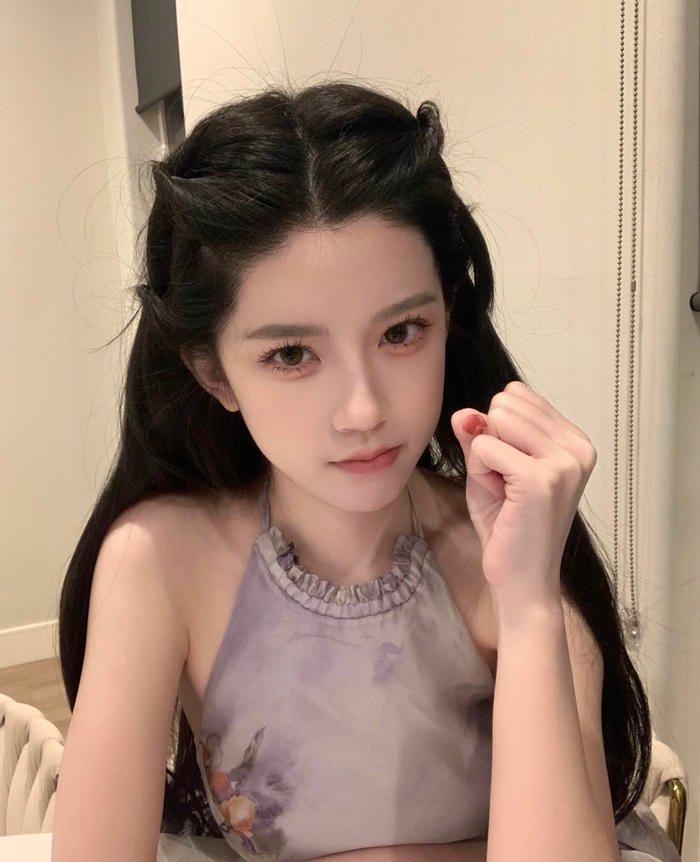 Hình ảnh gái xinh 2k5 phong thái dịu dàng khi pose