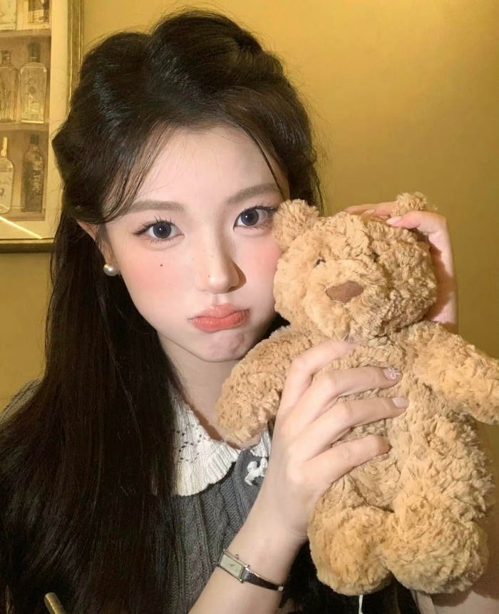 Hình ảnh gái xinh 2k5 phong thái nhẹ nhàng khi tạo dáng