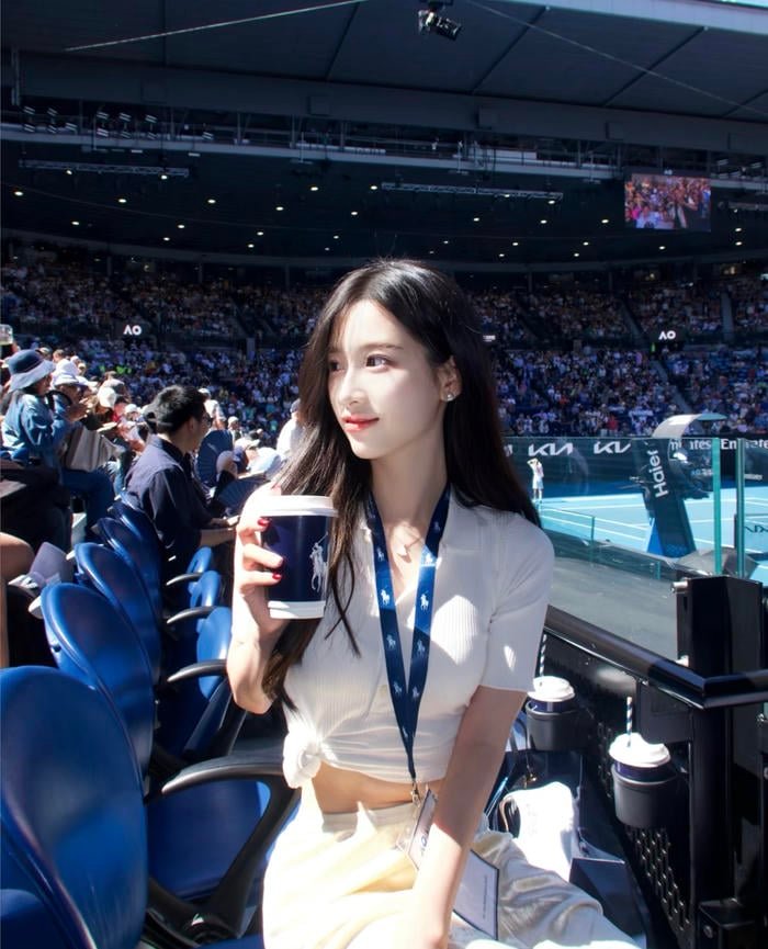 Hình ảnh gái xinh 2k5 thần thái nổi trội trong hình