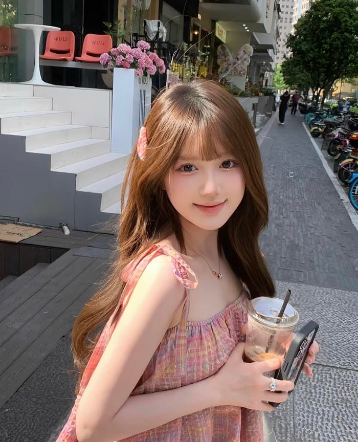Hình ảnh gái xinh 2k7 ánh nhìn thân thiện tạo thiện cảm tự nhiên