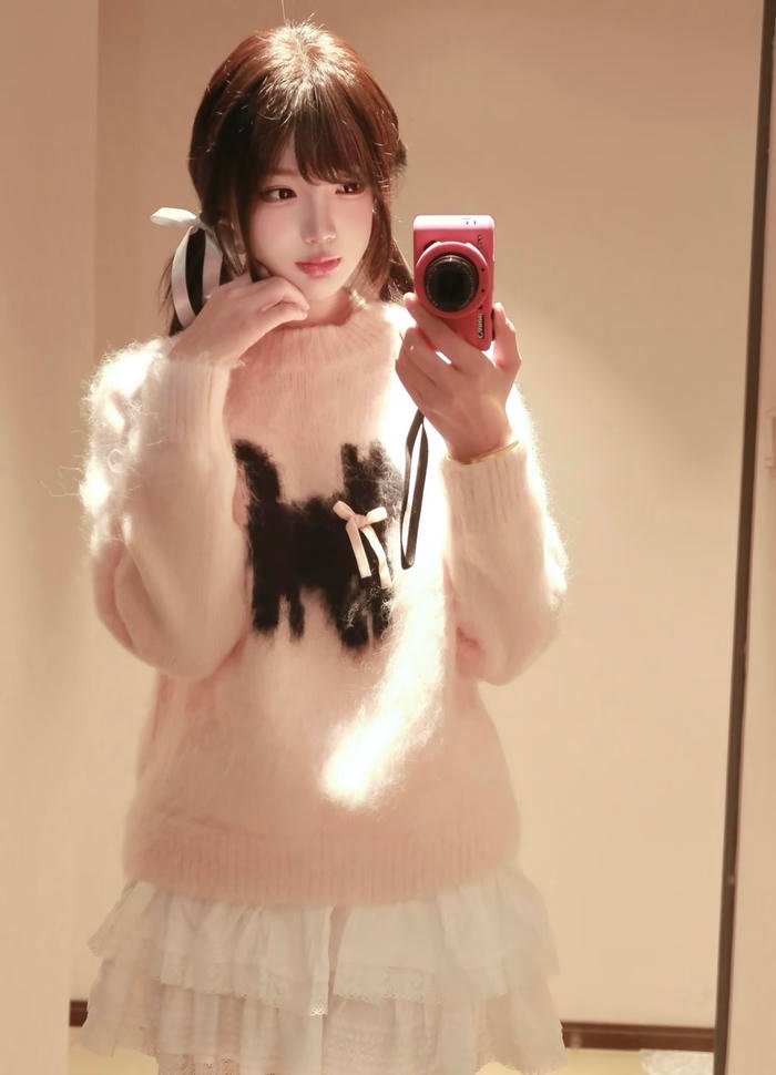 Hình ảnh gái xinh 2k7 bối cảnh đơn thuần không yếu tố dàn dựng