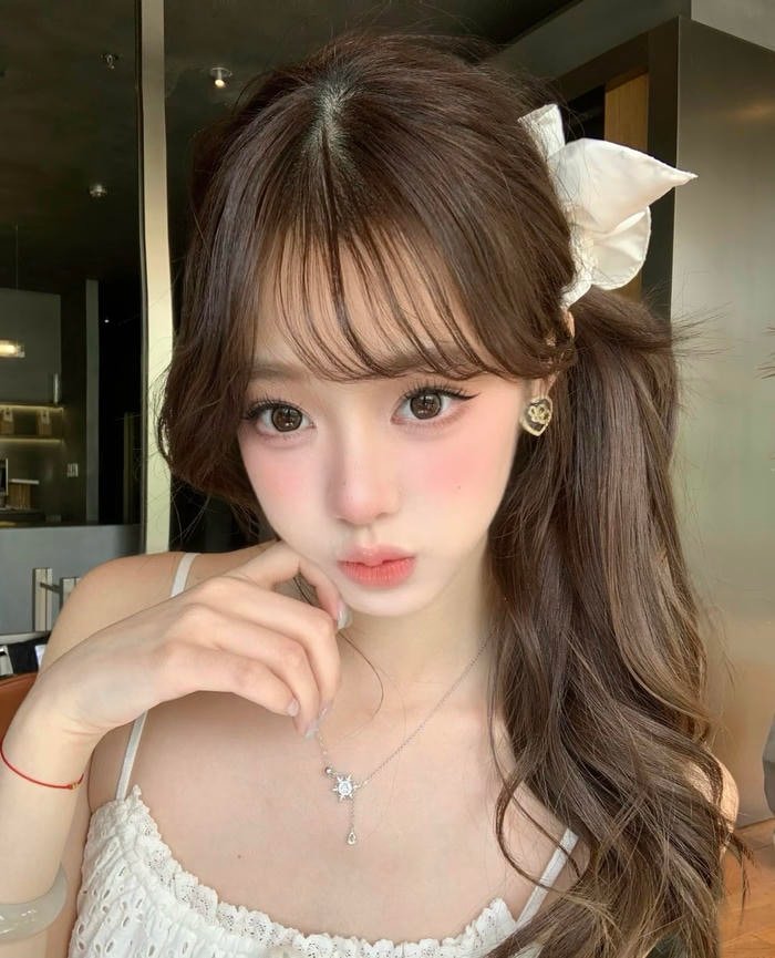 Hình ảnh gái xinh 2k7 dáng ngồi tự nhiên trong không gian quen