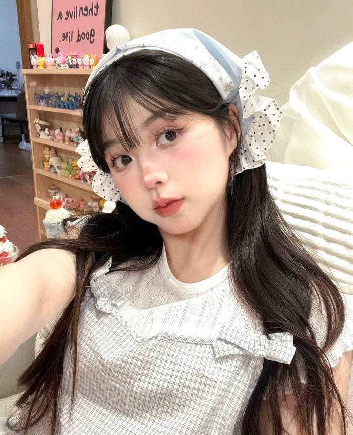 Hình ảnh gái xinh 2k7 trong khung cảnh quen thuộc tạo cảm giác gần gũi