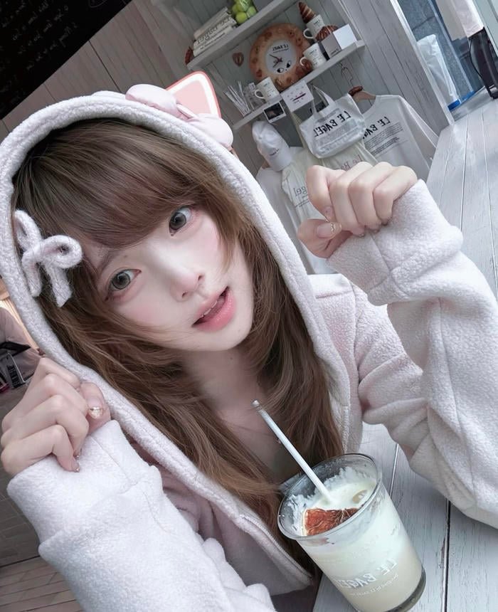 Hình ảnh gái xinh 2k8 ánh nhìn hiền làm hình ảnh thêm gần gũi