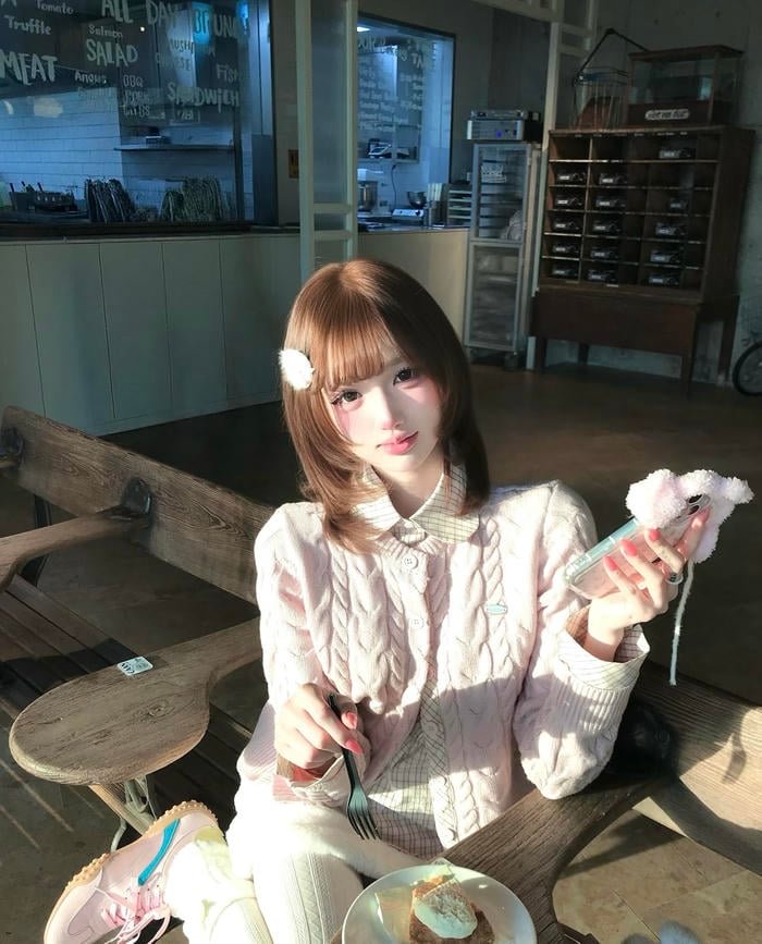 Hình ảnh gái xinh 2k8 nụ cười nhẹ giúp không khí trở nên dễ chịu