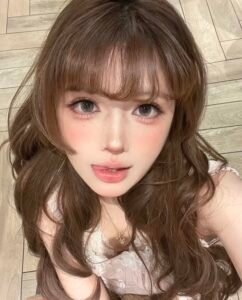 Hình ảnh gái xinh 2k8 nụ cười tươi làm người xem cảm thấy vui vẻ