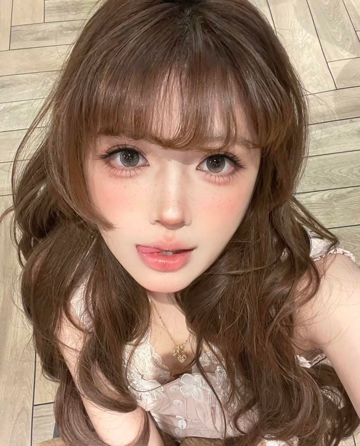 Hình ảnh gái xinh 2k8 nụ cười tươi làm người xem cảm thấy vui vẻ