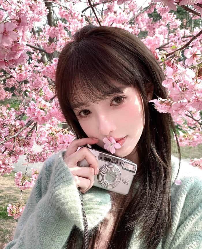 Hình ảnh gái xinh 2k9 ánh mắt trong trẻo làm hình ảnh dễ mến