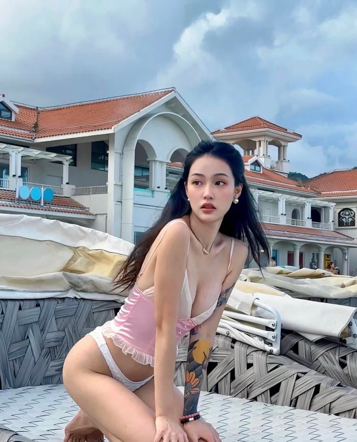 Hình ảnh gái xinh Trung Quốc mặc bikini tạo bầu không khí mùa hè rõ rệt