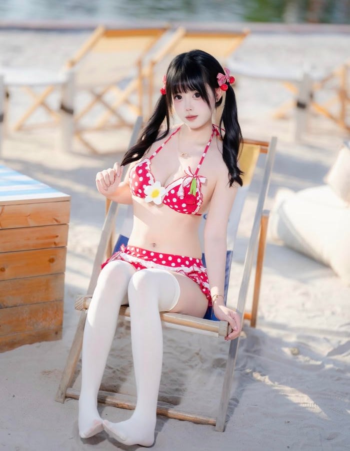 Hình ảnh gái xinh Trung Quốc mặc bikini tạo không khí mùa hè dễ chịu