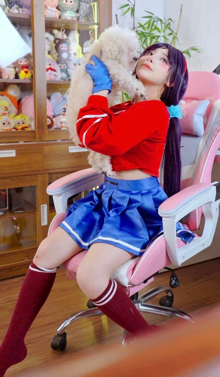 Hình ảnh yuumeilyn cosplay ánh nhìn tự tin truyền cảm giác lôi cuốn