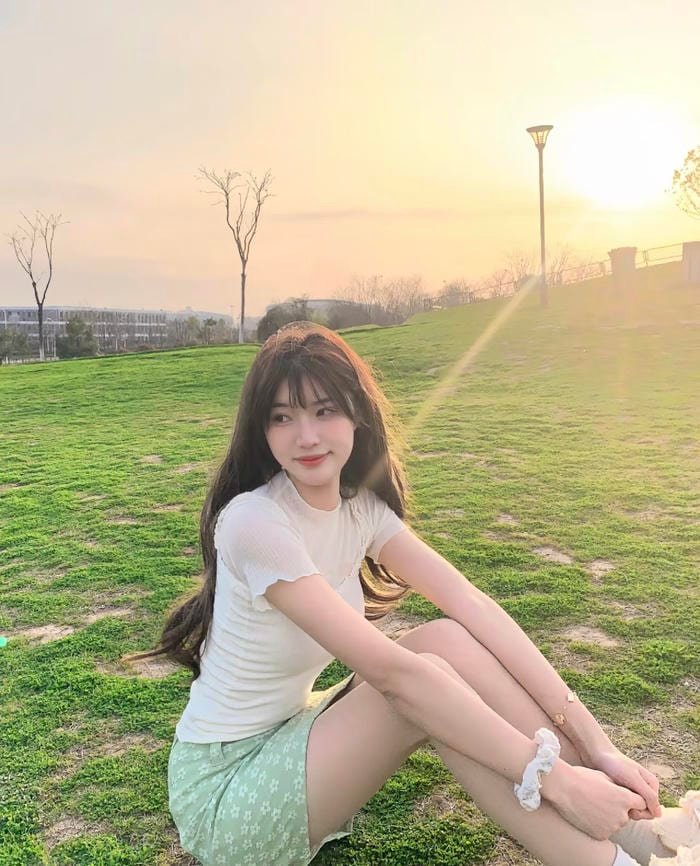 Hình gái 2k6 biểu cảm nhẹ nhàng tạo thiện cảm người xem