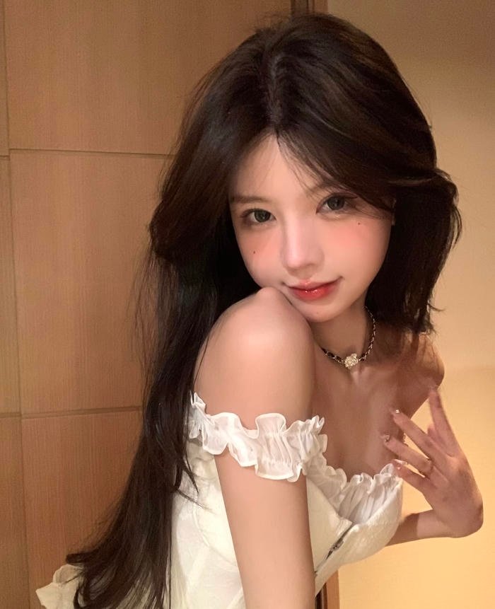 Hình gái 2k6 khoảnh khắc đời sống tạo cảm giác chân thực