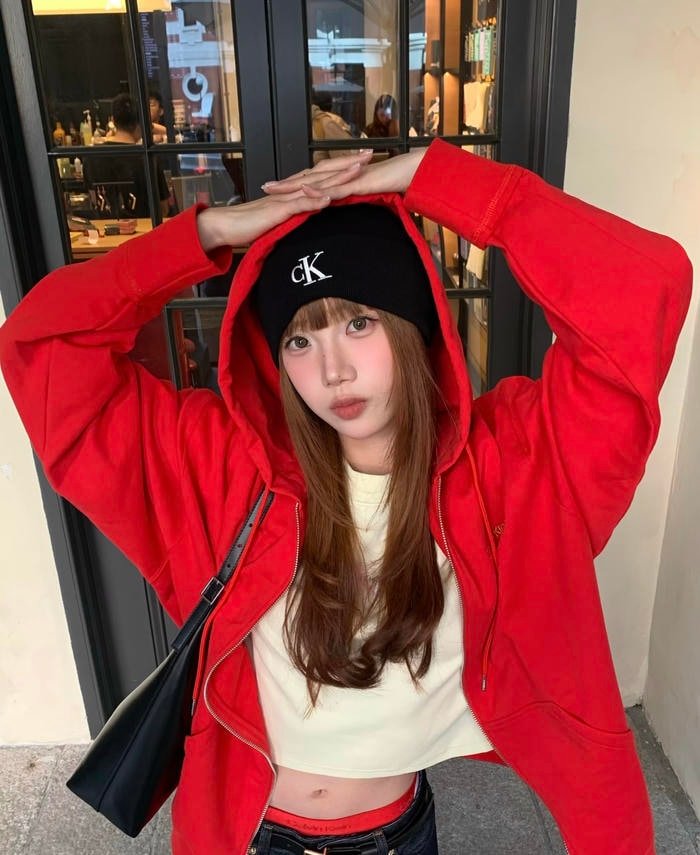 Hình gái 2k6 phong cách đời thường phù hợp mạng xã hội