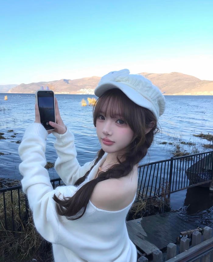 Hình gái xinh 2k tạo dáng đáng yêu trước ống kính