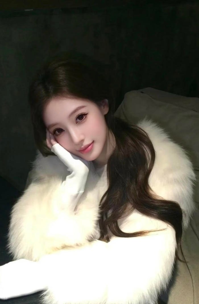 Hình gái xinh 2k tạo dáng đáng yêu với biểu cảm