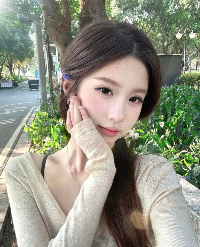 Hình gái xinh 2k tạo dáng đáng yêu với nụ cười