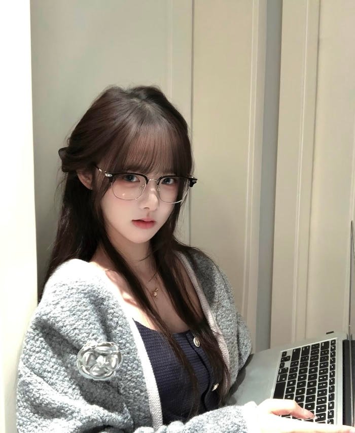 Hình gái xinh 2k tạo dáng nhẹ nhàng trong khung cảnh