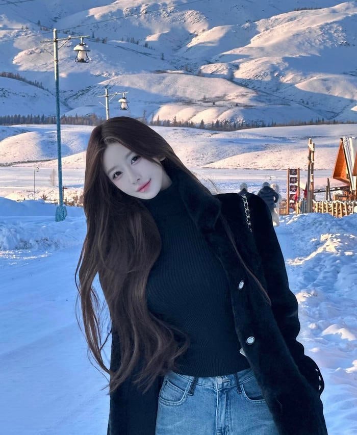 Hình gái xinh 2k tạo dáng trẻ trung trong khung hình