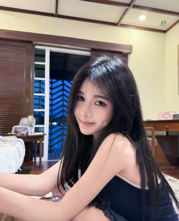 Hình gái xinh 2k tạo dáng tự nhiên với nụ cười