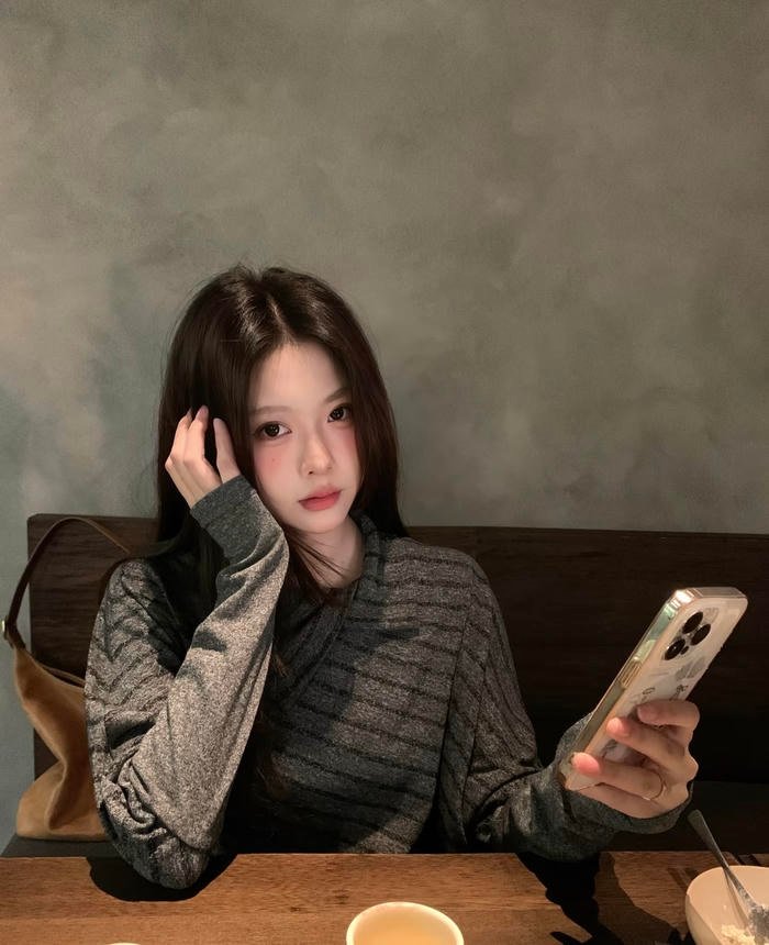 Hình gái xinh 2k tạo dáng vui tươi trước ống kính