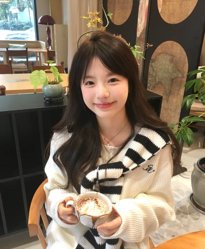 Hình gái xinh 2k tạo dáng vui vẻ trong khung cảnh