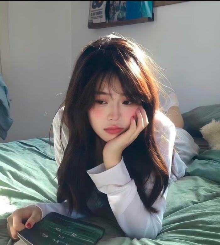 Hình gái xinh 2k2 diện đồ cá tính tạo kiểu